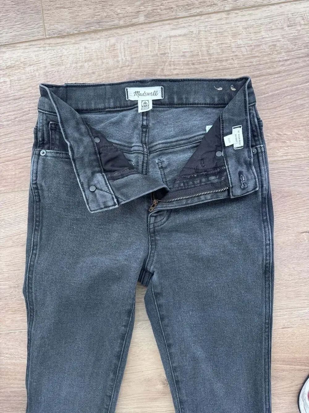 Madewell 10” High Rise Skinny Jeans Black Raw Hem Stretch Denim 26 Petite